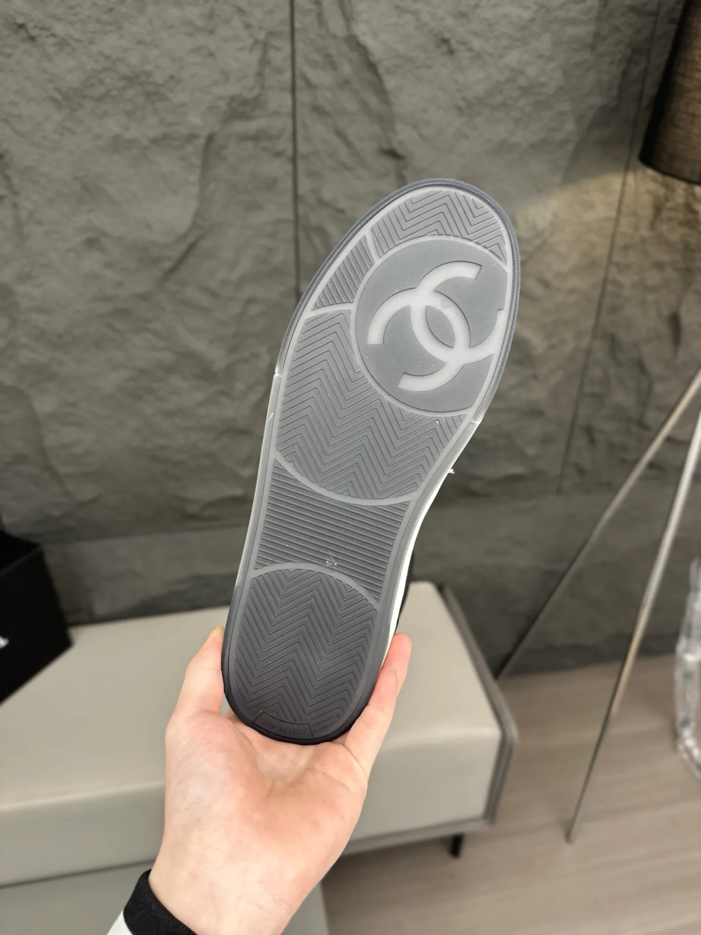 💰740 Chanel, 2024 spring new style / ♞size; 38~45 (38 45 customized) Men's Chanel sneakers, January's style premium is super serious, basically you can't buy it. The counter sister received this color and it happened to be in my men's size. I really didn't like it at first, but after I put it on, I found it to be very versatile. The same design of the diamond surface of the classic CF flap bag is very recognizable, and the double C The logo is not too high-profile. I love it. I recommend this one and you must try it on. You can’t tell how handsome it is by looking at the pictures.